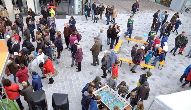 Blick vom Oberdeck des Geschichtentrucks auf den Hans-Gasser-Platz in Villach