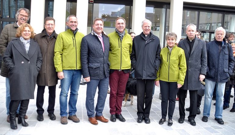 Gruppenbild von links nach rechts mit Dr. Gerwin Müller, Mag.a Beate Gfrerer, Rektor Dr. Stotter, Senior Guttner, Bürgermeister Albel, Superintendent Sauer, Generalvikar Dr. Guggenberger, Superintendentialkuratorin Helli Thelesklaf, Dechant Burgstaller 