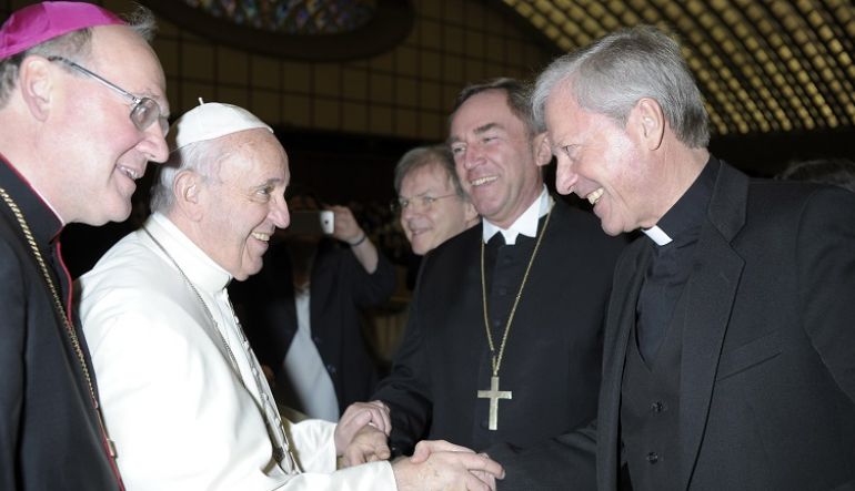 im Foto von li nach rechts: Bischof Dr. Alois Schwarz, Papst Franziskus, Superintendent Manfred Sauer und Generalvikar Dr. Engelbert Guggenberger