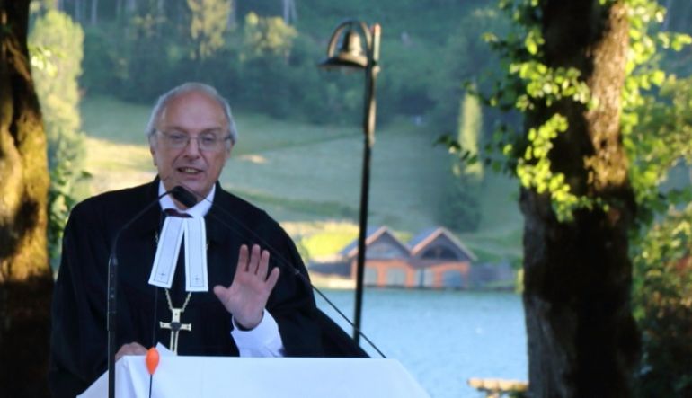 
Bischof Dr. Michael Bünker predigt am See