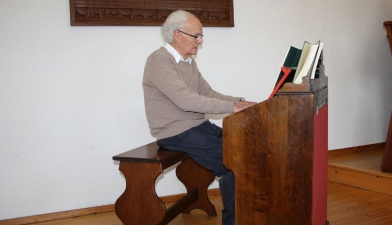 Organist Ulrich Hildebrandt, der schon seit Jahrzehnten die Gottesdienste musikalisch begleitet (Foto: Sieglinde Oborny)
