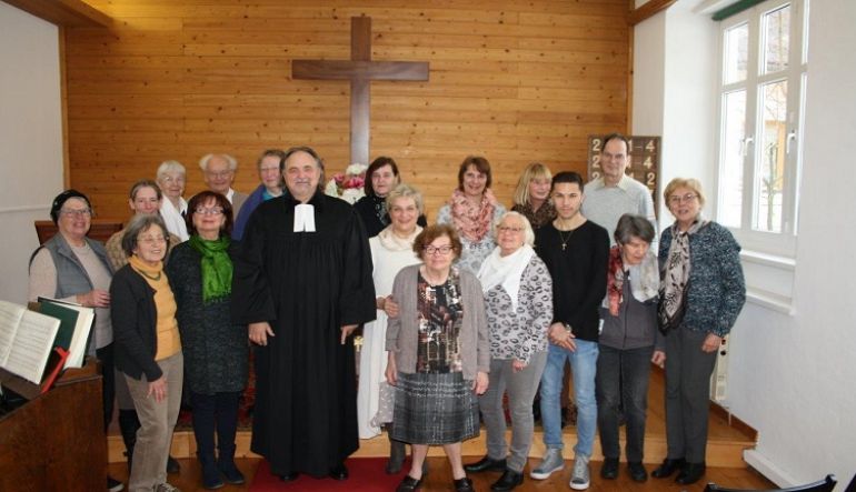Aufnahme im Bethaus,  Pfarrer i. R. Michael Matiasek mit der Gemeinde (Foto: Sieglinde Oborny)
