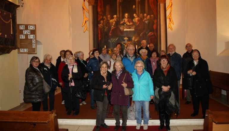 Gruppenfoto beim Altar der Evang. Kirche in Unterhaus (Foto: Sieglinde Oborny)
