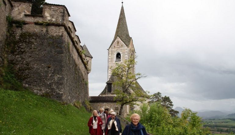 Burgkirche, Dietlinde Schlimp und Clubleute (Foto Sieglinde Oborny)