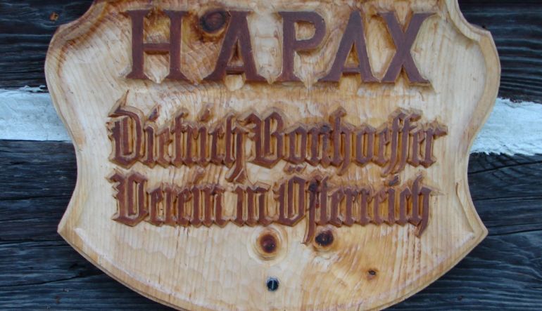 Foto von HAPAX Holzschild, Ausschnitt (Bildrechte Verein HAPAX)