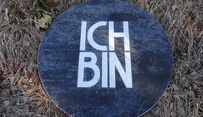 Mosaik auf Holzgrund mit dem Titel  "ICH BIN" von Bärbel Jedlicka (cut)