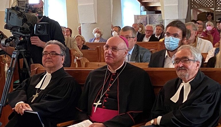v. links Bischof Michael Chalupka, Ägidius Zsifkovics (katholischer Bischof im Burgenland) und SI Manfred Koch, Bild (cut) - Renate Sauer