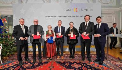 Pfarrer Lutz Lehmann und Pfarrerin Lydia Burchhardt (2. bzw. 3. von rechts) wurden von Landeshauptmann Peter Kaiser mit dem Ehrenzeichen des Landes Kärnten ausgezeichnet. (Foto: LPD Kärnten/Bauer)