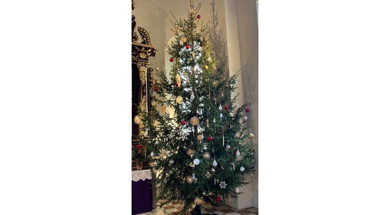 Gesegnete Weihnachtszeit und ein hoffnungsvolles Neues Jahr (Kirche Feld am See)
