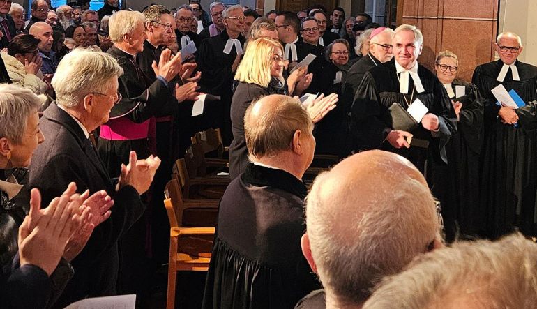 Standing Ovations f&uuml;r den Superintendenten bei seinem Abschied aus dem Amt. (Foto: epd/T. Dasek)